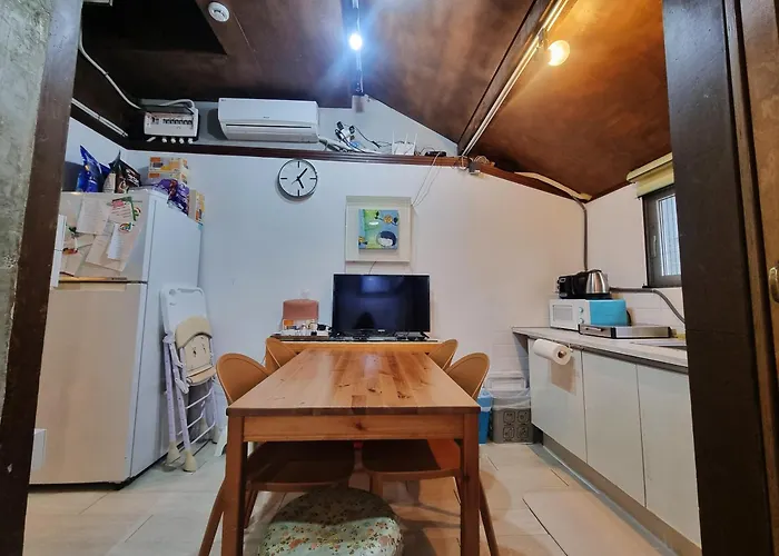 Bed & Breakfast Ernie Myeongdon'g Sation 1min, Anytime Check In 4*