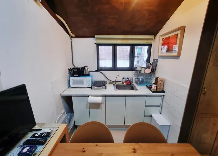 Ernie Myeongdon'g Sation 1min, Anytime Check In Bed & Breakfast 4*