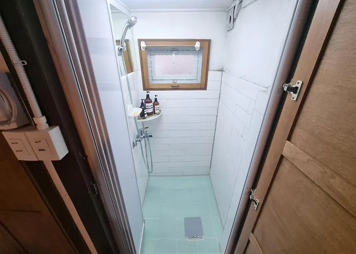 Bed & Breakfast Ernie Myeongdon'g Sation 1min, Anytime Check In 4*