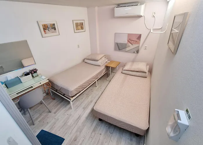 Bed & Breakfast Ernie Myeongdon'g Sation 1min, Anytime Check In Seoel