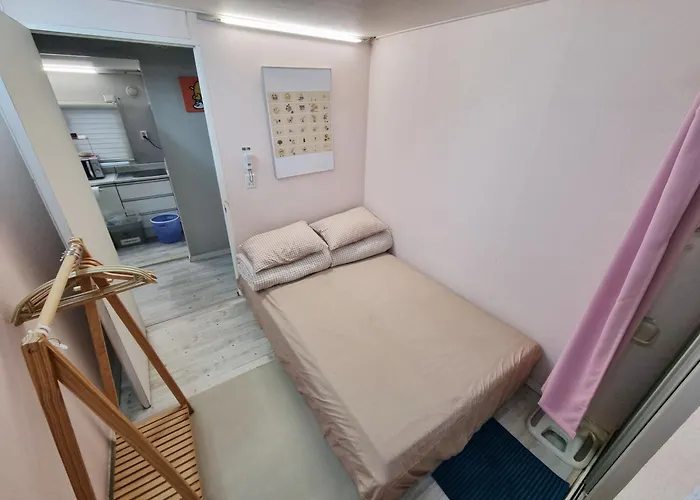Ernie Myeongdon'g Sation 1min, Anytime Check In Bed & Breakfast Seoel