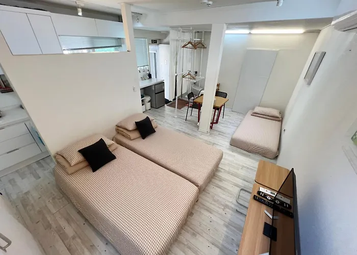 Ernie Myeongdon'g Sation 1min, Anytime Check In Bed & Breakfast Seoel