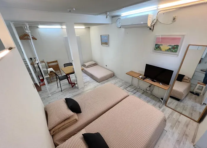 Ernie Myeongdon'g Sation 1min, Anytime Check In Bed & Breakfast 4*