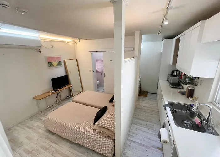Ernie Myeongdon'g Sation 1min, Anytime Check In Bed & Breakfast 4*
